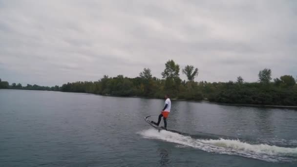 Mann sitzt im Surfjet — Stockvideo