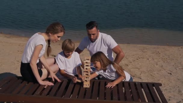 Позитивна сімейна гра дженга — стокове відео