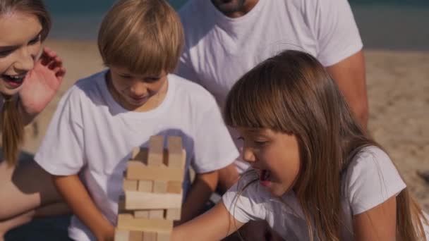 Mutlu aile iyi eğlenceler jenga oyunu oynarken — Stok video