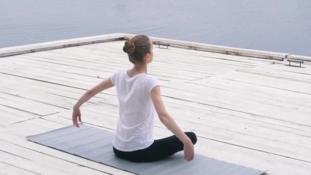 Girl practicing yoga on the carriage — Stock Video