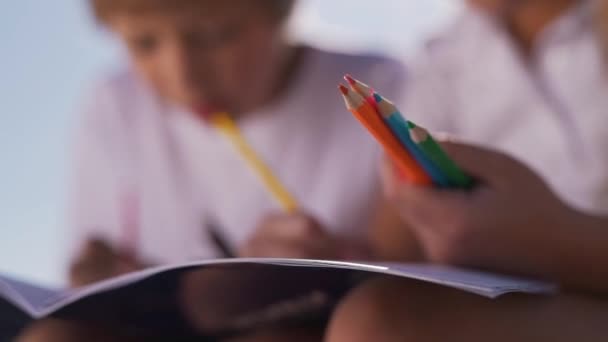Niños dibujan con lápices de primer plano — Vídeos de Stock