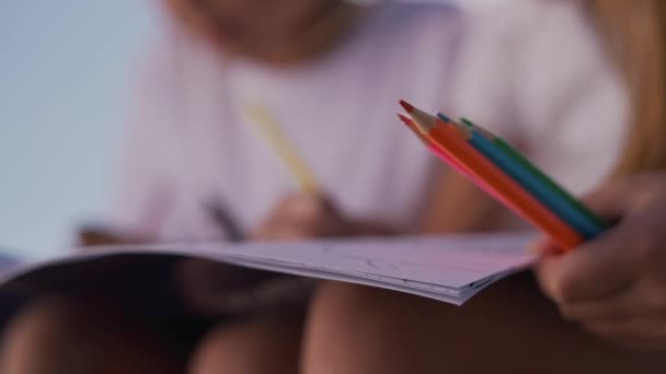 Kinder zeichnen mit Bleistiften in Großaufnahme — Stockvideo