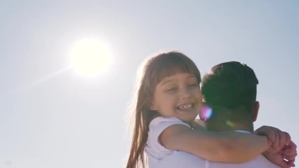 Papà e figlia si abbracciano — Video Stock