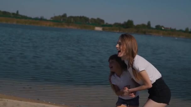 Familia feliz divertirse en la playa — Vídeo de stock