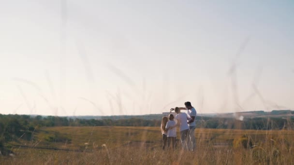 Boldog család rajzoljuk meg a képet a mezőben — Stock videók