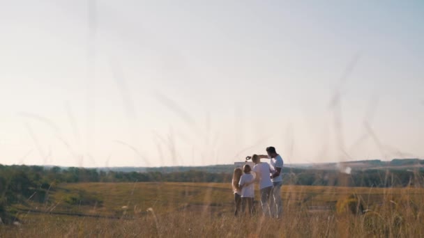 Gelukkige familie de tekening op het gebied — Stockvideo