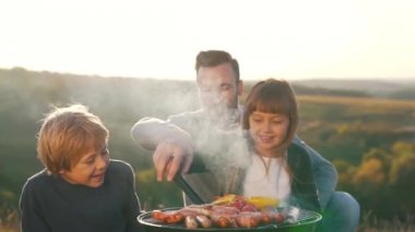 Baba ile çocuk cook sosis ızgara