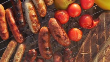 Lezzetli ızgara sosis ve sebze
