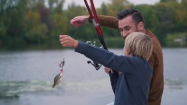 Baba oğlu ile Balık tutma