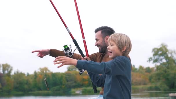 Father and son have fun on the fishing — Stock Video