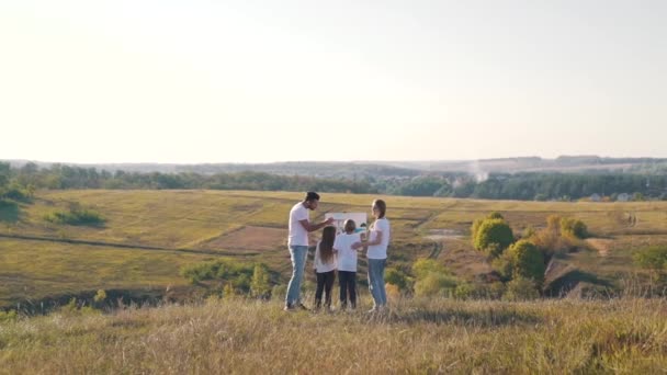 Счастливая семья рисует пейзаж — стоковое видео