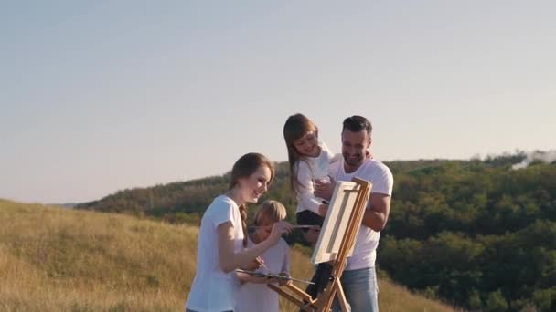 Família feliz desenhar o quadro da natureza — Vídeo de Stock