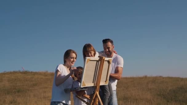Padres felices con niños dibujan el cuadro — Vídeos de Stock