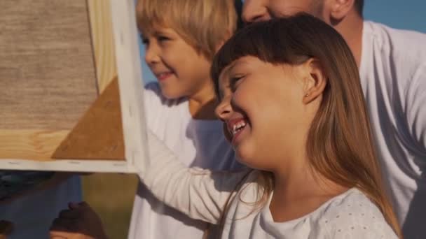 Los niños sonrientes dibujan el cuadro con papá — Vídeos de Stock