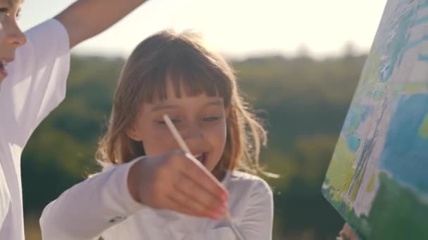 Niños alegres dibujan el cuadro — Vídeo de stock