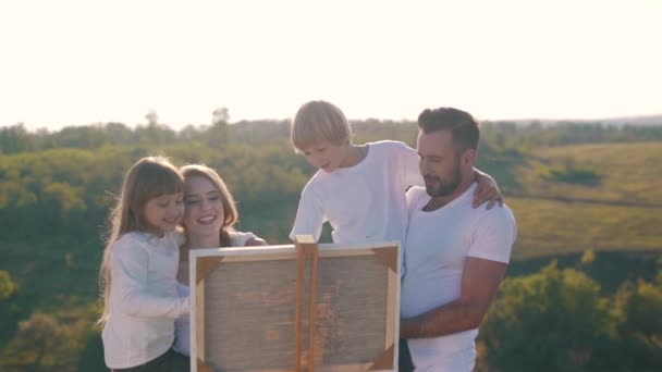 Hermosa familia dibujar el cuadro — Vídeos de Stock