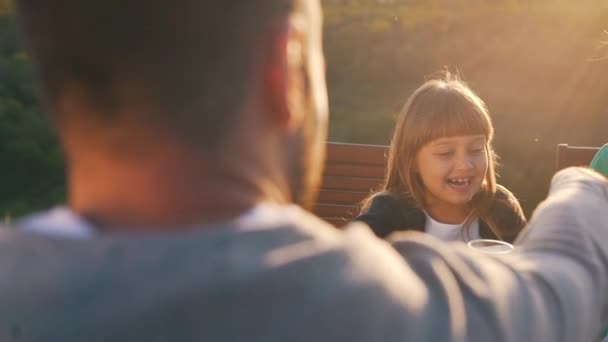 Bonne famille prendre le petit déjeuner dans une belle campagne — Video