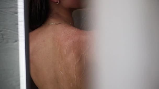 Девушка принимает душ крупным планом — стоковое видео