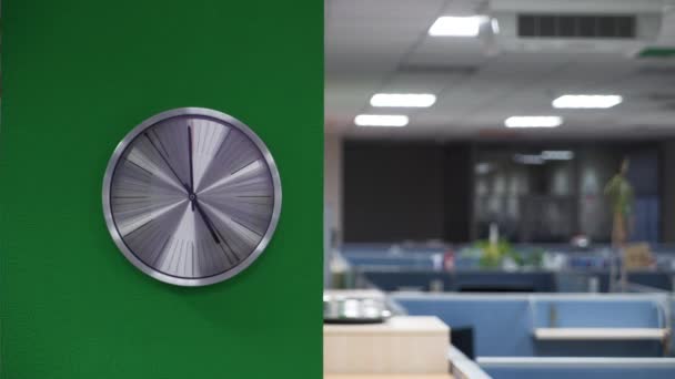 Analog clock in the office — Stock Video