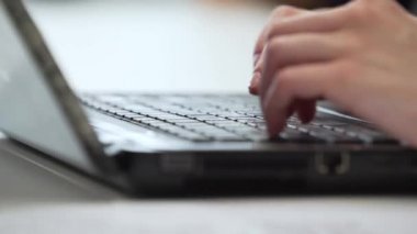 Ofis çalışanı dizüstü yakın çekim kullanır