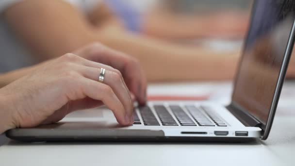 Trabalhador de escritório usa laptop close-up — Vídeo de Stock