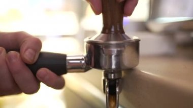 Barista kahve yakın çekim presler