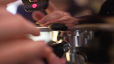 Barista kahve kahve makinesinde yapıyor.