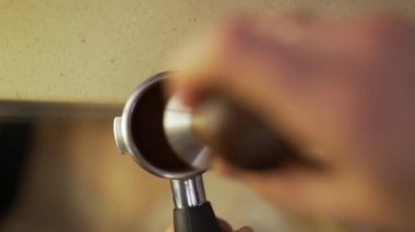 Barista kahve yakın çekim presler