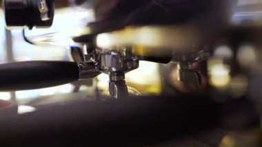 Espresso makinesi ve Kupası yakın çekim