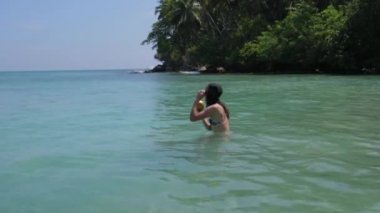 Kız eğlence okyanusta vardır.