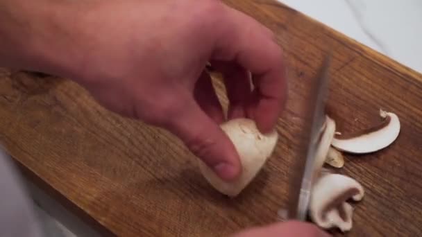 Kucharka kawałki grzyby zbliżenie — Wideo stockowe