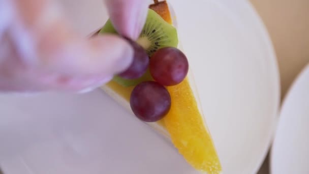 El cocinero decora el postre con fruta — Vídeo de stock