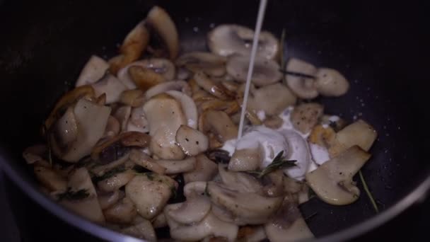 Sauce blanche pour champignons frits — Video