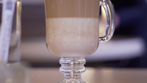 ガラスのクローズ アップでミルクとコーヒー — ストック動画