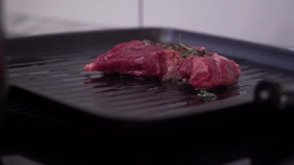 Κρέας στη σχάρα στο τηγάνι — Αρχείο Βίντεο