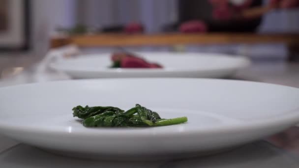 Chef-kok servers vlees op een bord — Stockvideo