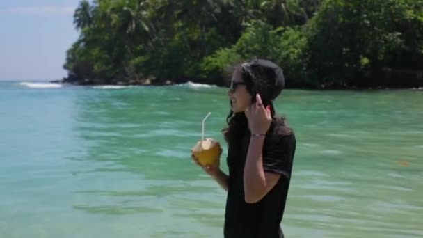 Flicka med en cocktail i havet — Stockvideo