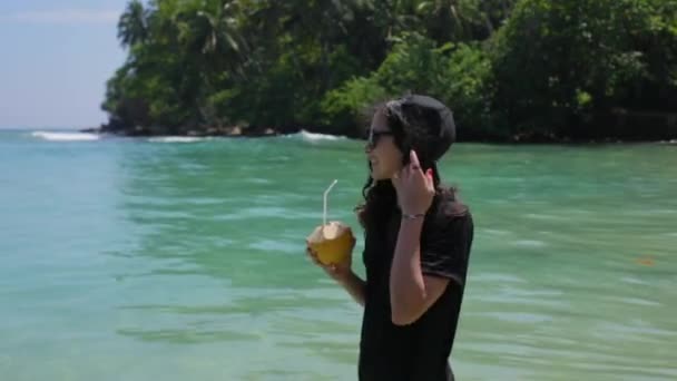 Ragazza con un cocktail nell'oceano — Video Stock