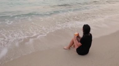 bir kız bir kokteyl kumlu bir plaj üzerinde içecekler