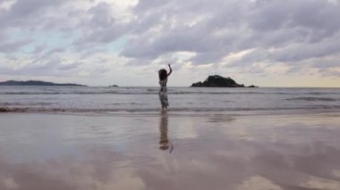 okyanus yakın yürüyüş elbiseli kız