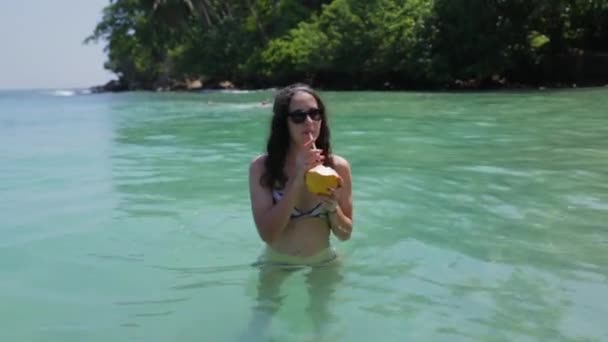 Ragazza beve cocktail nell'oceano — Video Stock