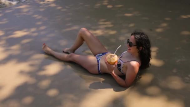 Flicka drycker cocktail på stranden — Stockvideo
