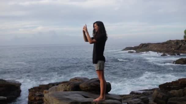 Girl takes the photo of the ocean — Stock Video