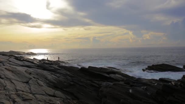 Les gens sur les rochers près de l'océan 