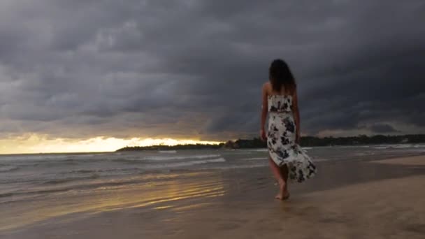 Menina andando na costa do oceano — Vídeo de Stock