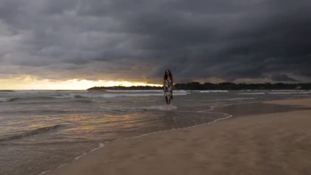 Κορίτσι, το περπάτημα κοντά στον ωκεανό — Αρχείο Βίντεο