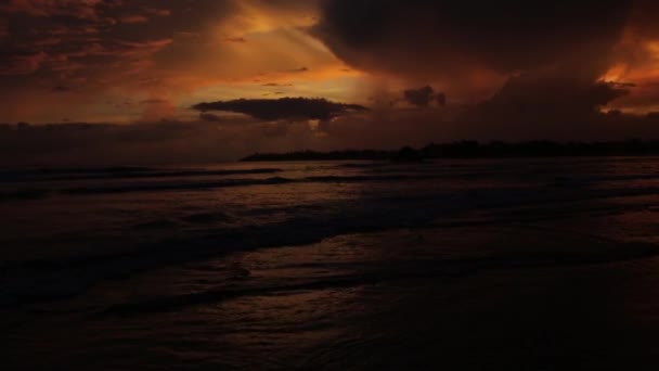 Gyönyörű naplemente az óceán mellett — Stock videók