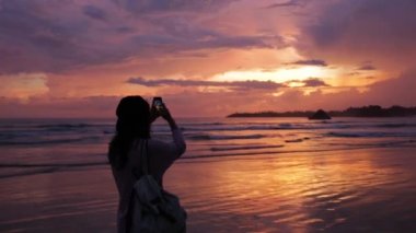 Kız güzel günbatımı fotoğrafı çeker