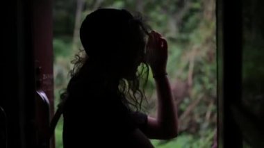 Kız tropikal ormanda trenle seyahat