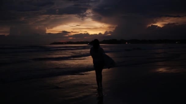 Flicka med surfbräda på vacker solnedgång — Stockvideo